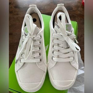 Cariuma OCA low off-white canvas sneaker